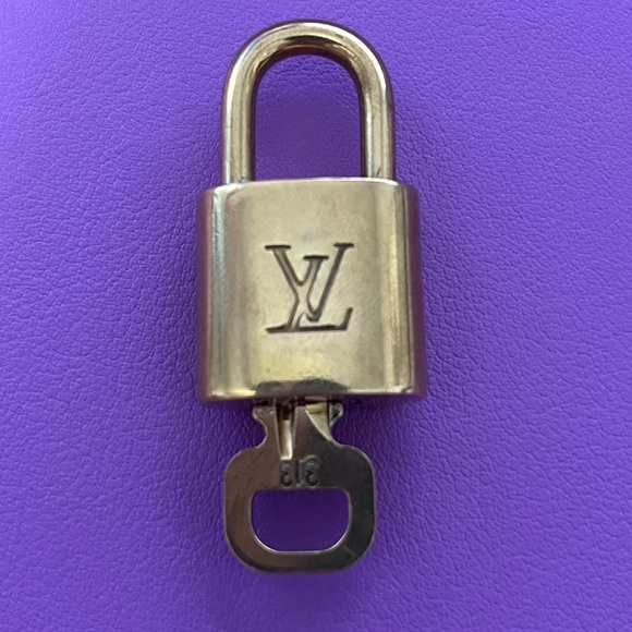 Louis Vuitton Lock&Key || Kendra Scott Chain - Picture 2 of 5